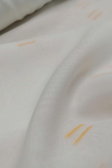 Cortina de gasa color crema claro con líneas cosidas en naranja claro