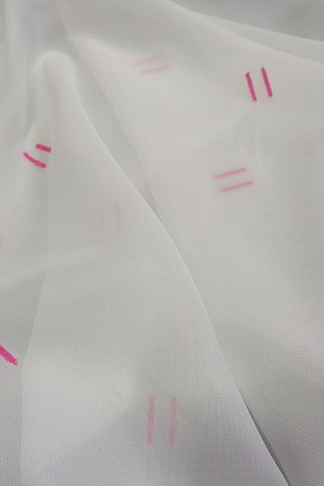 Cortina de gasa color crema claro con líneas pespunteadas en rosa