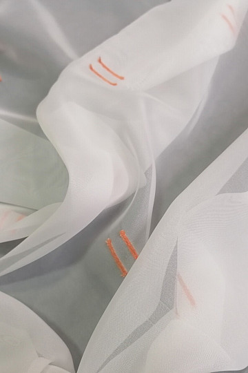 Cortina de voile color crema claro con líneas cosidas en terracota