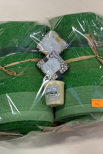 Juego de regalo de toallas en bandeja de mimbre envueltas en celofán - verde