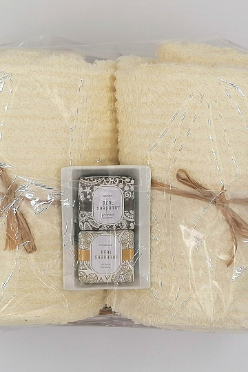 Juego de regalo de toallas en bandeja de mimbre envueltas en celofán - crema