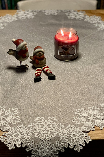 Mantel navideño bordado gris con copos