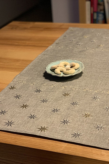 Mantel navideño bordado gris-beige con estrellas
