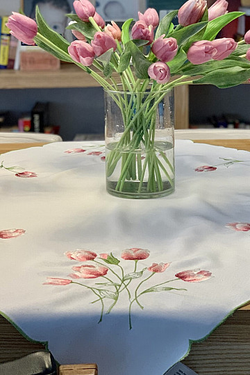 Mantel bordado y TULIPANES ovalados bordados