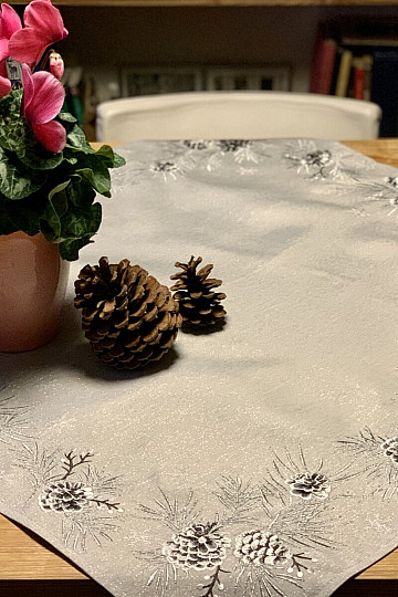 Mantel y mantones navideños bordados CONOS GRIS