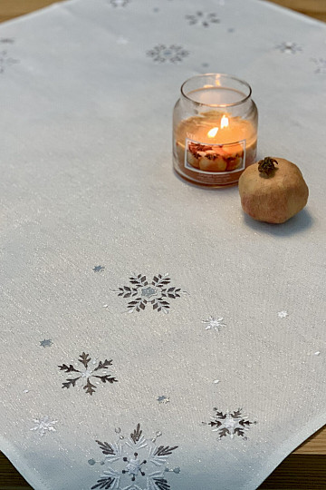 Mantel y pañuelo navideño bordado GRIS ESCAPO BLANCO