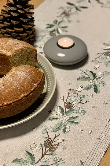 Mantel y pañuelo navideño bordado AGUJAS Y CONOS