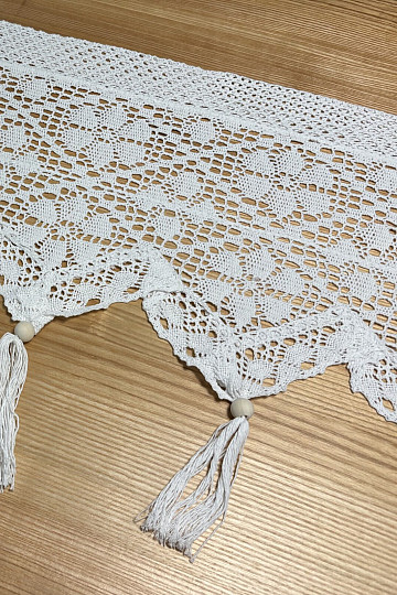 Cortina de vidrieras terminada, encaje de ganchillo color beige.