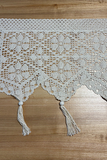 Cortina de vidrieras terminada con FLORES DE GANCHILLO BLANCAS