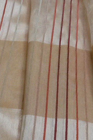 Cortina: una combinación de gasa y organza con tiras de chenilla.