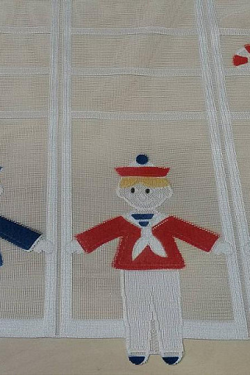 Cortina infantil en la vidriera Marineros.