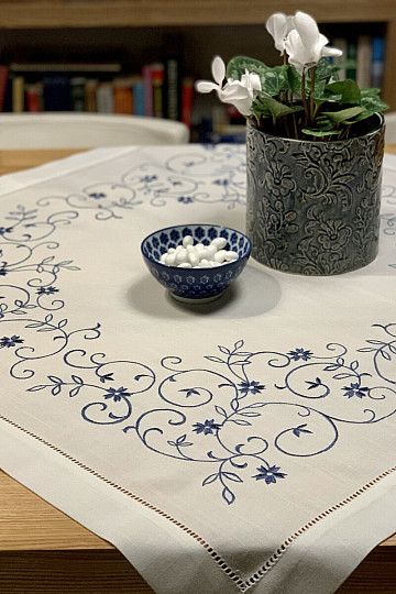 Mantel y pañuelo bordado FLOR BLANCO AZUL