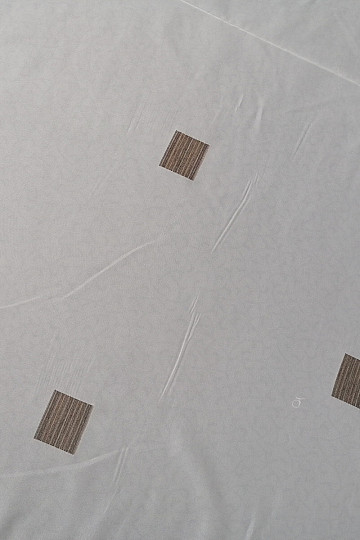 Cortina de voile con cuadros marrones