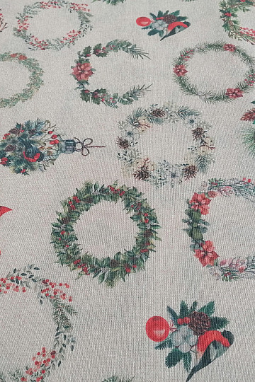 Coronas de tela decorativas navideñas.