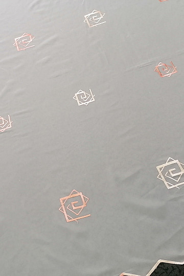 Cortina de voile color crema con bordado salmón