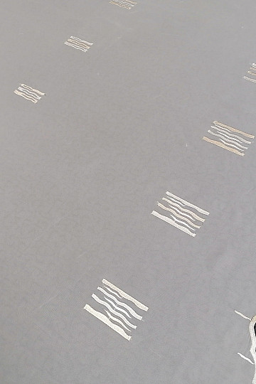 Cortina de voile color crema con bordado dorado