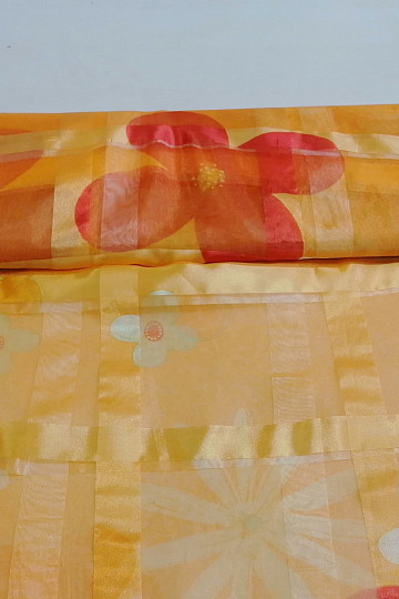 Cortina naranja con flores.