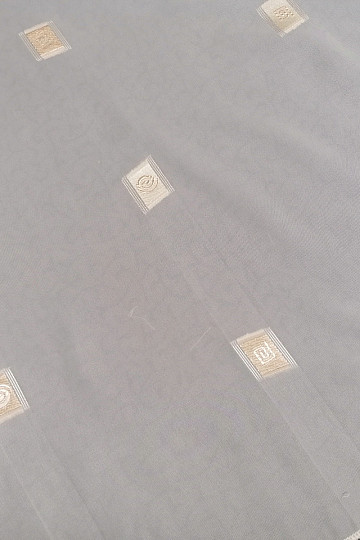 Cortina de voile crema con bordado dorado II