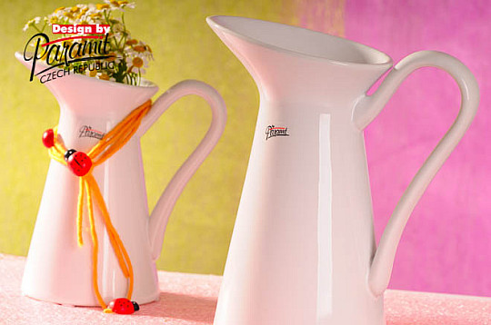 Jarra de porcelana blanca
