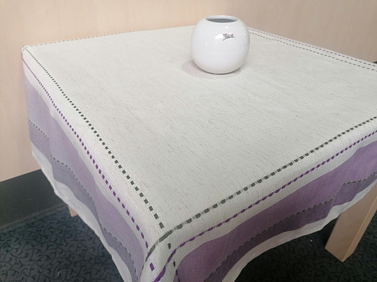 Manteles y mantones de color verde violeta con costuras verdes.