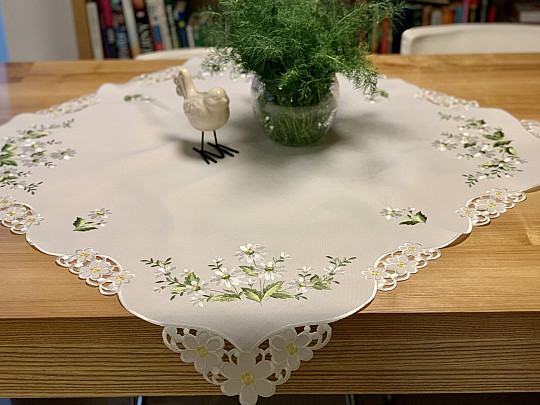 Mantel y chal bordado DAISY