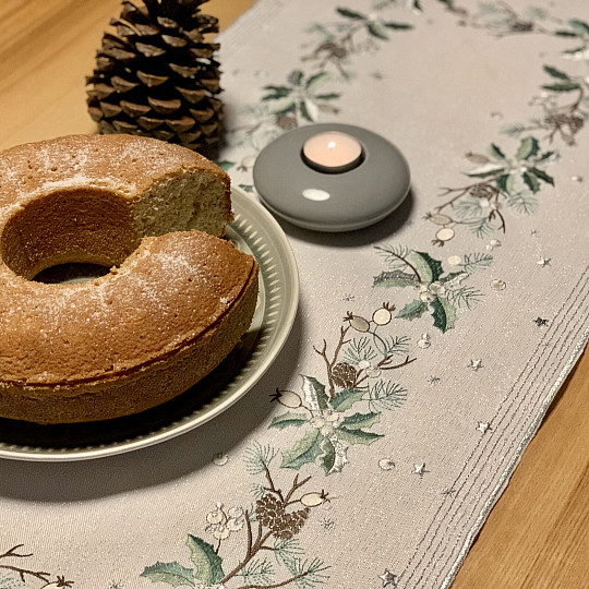 Mantel y pañuelo navideño bordado AGUJAS Y CONOS