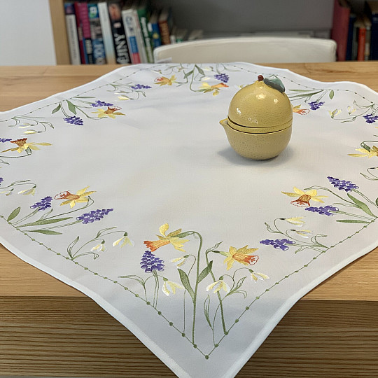 Mantel y bufanda bordados NARCISOS Y LA HIJA DE LAS NIEVES