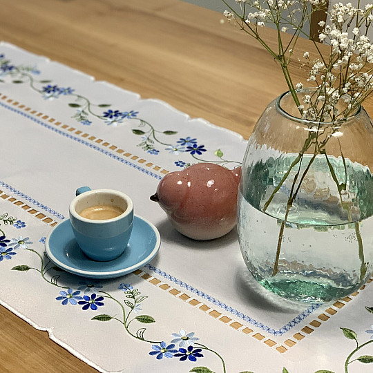 Mantel y pañuelo bordado FLORES OLVIDADAS