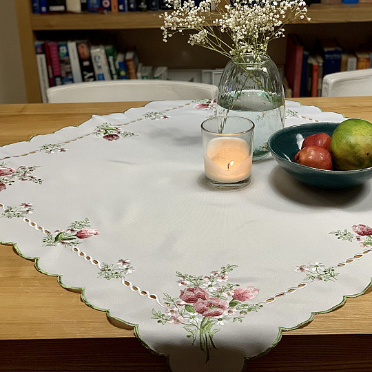 Mantel y pañuelo bordados RAMO DE TULIPANES