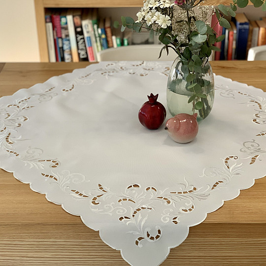 Mantel y pañuelo WHITE DREAM bordado