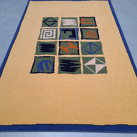 Alfombra moderna con piezas geométricas