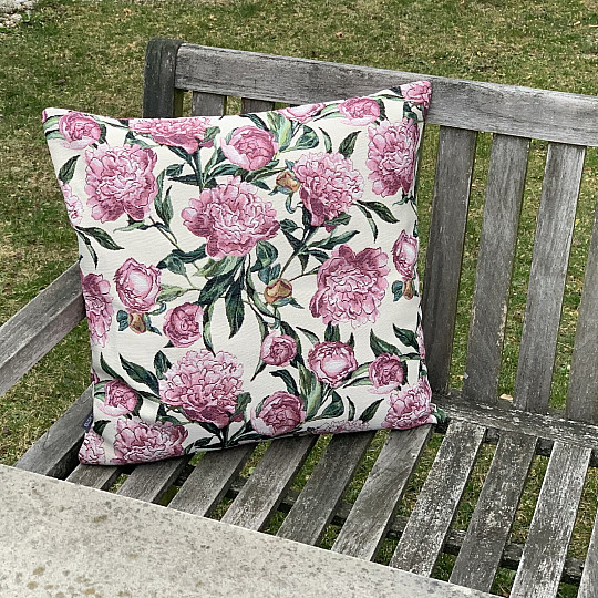 Funda de almohada de tapiz con peonías.