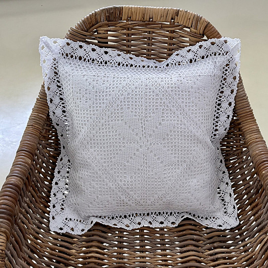 Funda decorativa de encaje blanco