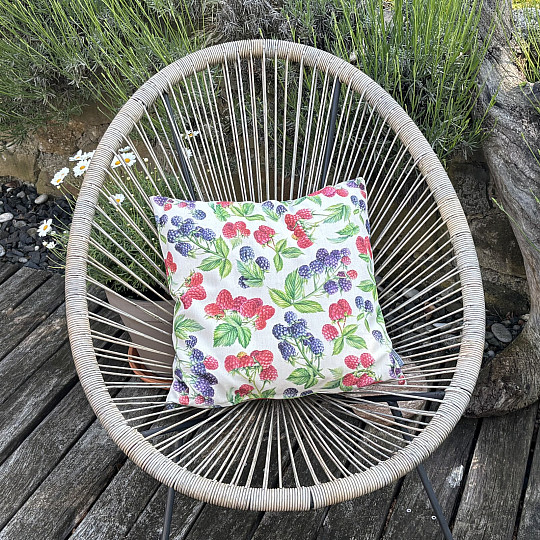 Funda de almohada decorativa con frambuesas y moras.
