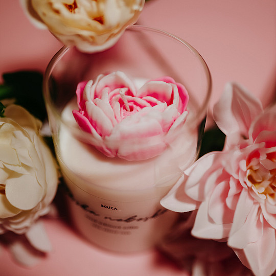 Vela aromática HEAVENLY LOVE con forma de flor y tapa.