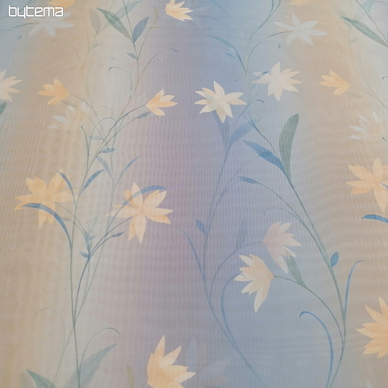 Cortina azul claro con flores.
