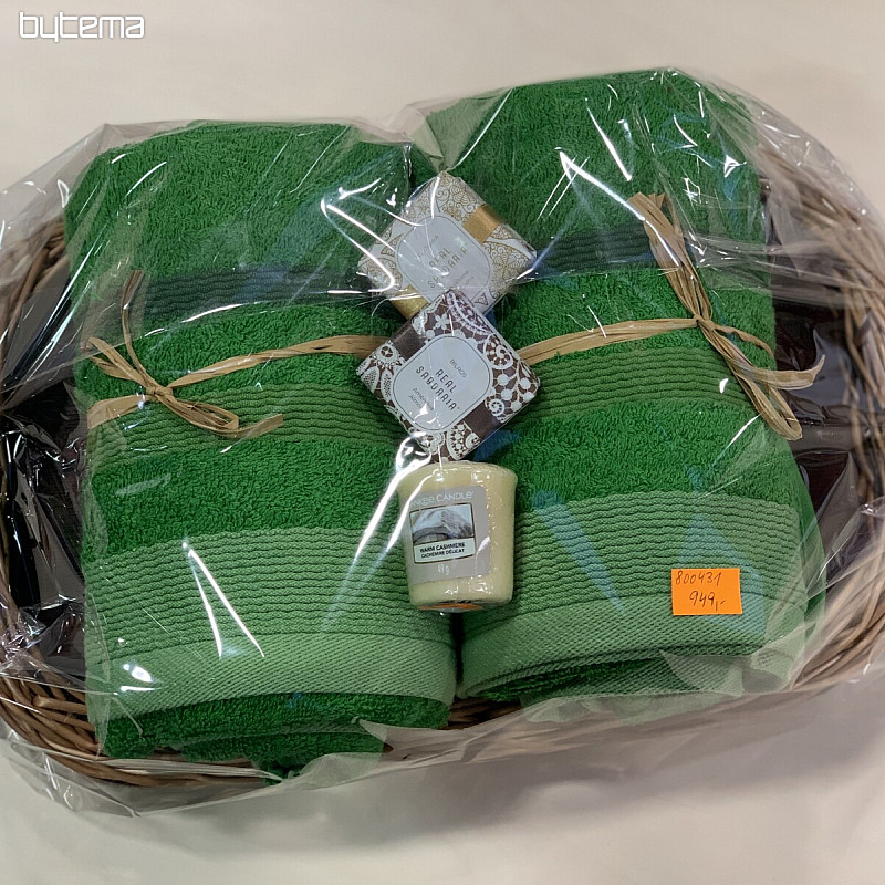 Juego de regalo de toallas en bandeja de mimbre envueltas en celofán - verde