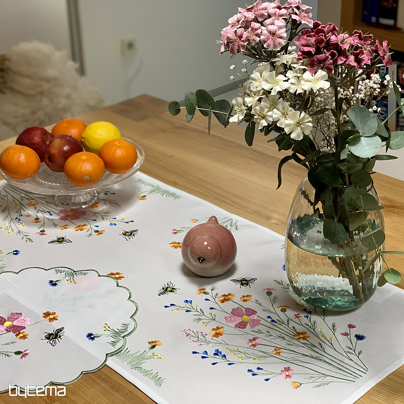 Mantel y bufanda bordados Prado y abejas