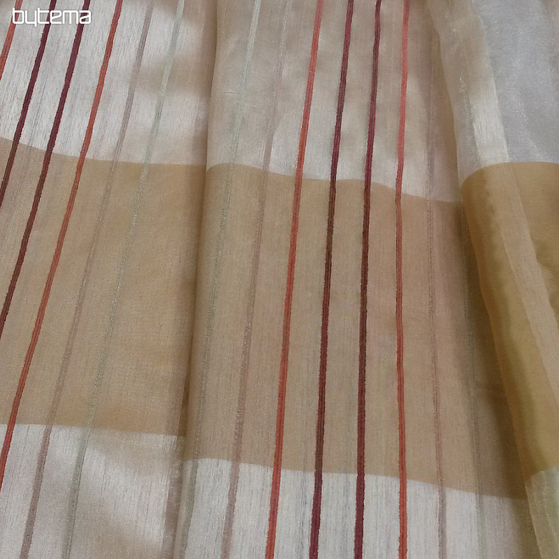 Cortina: una combinación de gasa y organza con tiras de chenilla.