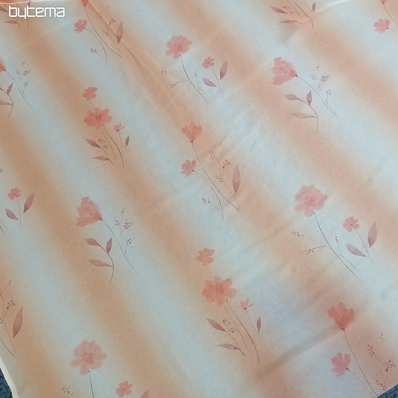 Cortina naranja con flores.