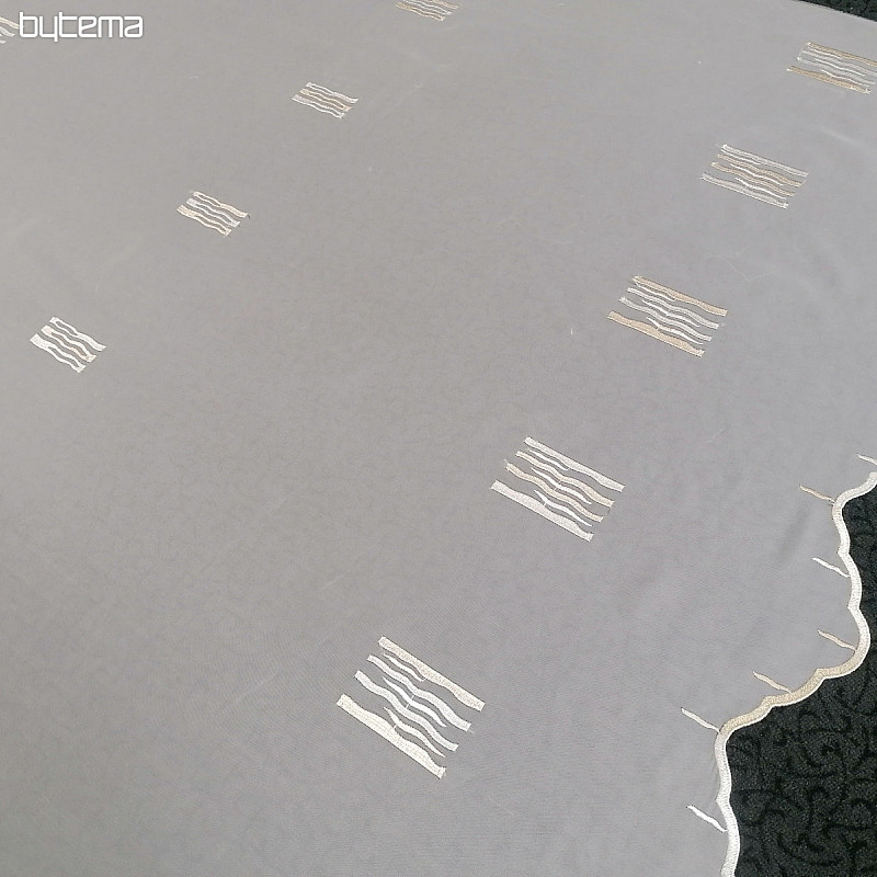 Cortina de voile color crema con bordado dorado