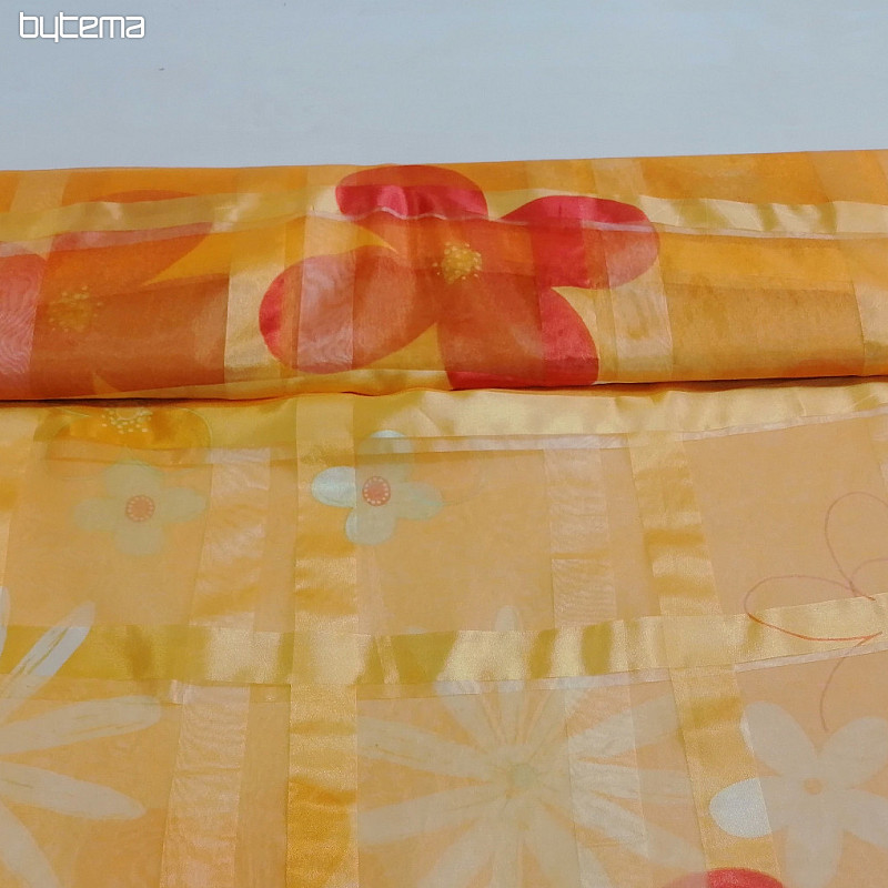 Cortina naranja con flores.