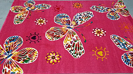 Mariposas de colores en la alfombra.