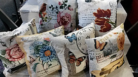 Almohadas en estilo retro.