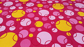 Alfombra rosa con círculos.