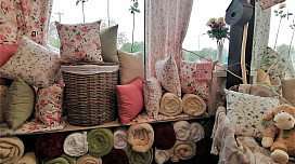 UNA INUNDACIÓN DE FLORES SOBRE TELAS DE LA COLECCIÓN TWISTER JARDINS