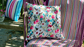 Ambiente veraniego en la terraza: abrazando los colores y estampados de Monet