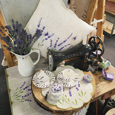 Un mundo de lavanda lleno de fragancia y elegancia.