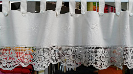Cortina con borde de crochet
