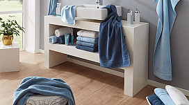 Estamos equipando el baño. Toallas de baño, toallas, alfombras, textiles para el baño.